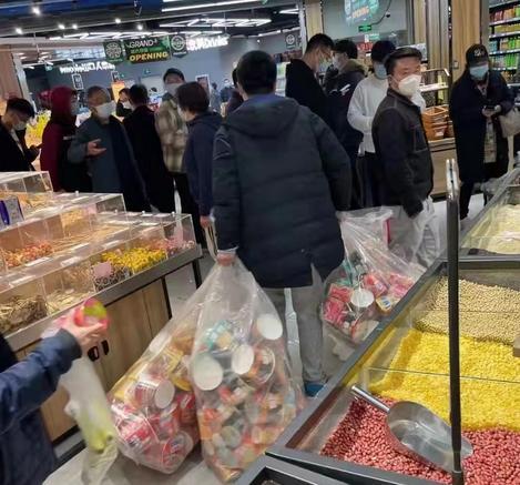 上海疫情超市凌晨抢购