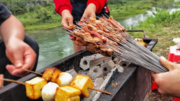 同事带我去海边我请他吃烤肉